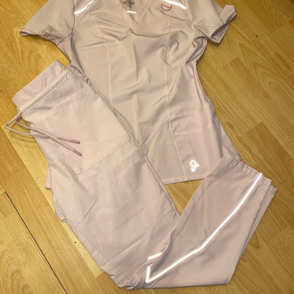 JAANUU SCRUBS IN BLUSHING PINK